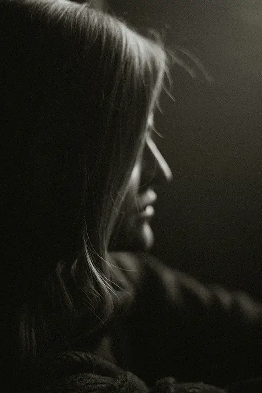 Profil féminin en clair-obscur, regard introspectif — consultation et séance d'hypnose ericksonienne après un traumatisme, Touraine