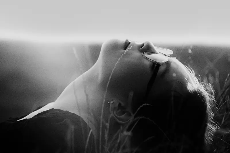 Femme la tête renversée les yeux fermés en noir et blanc — lâcher-prise émotionnel et sagesse des émotions, peur colère tristesse joie, hypnose Touraine