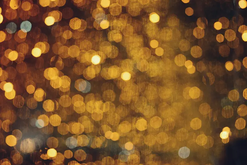 Lumières dorées en bokeh flou et lumineux — évocation de l'état hypnotique lors d'une séance d'hypnose ericksonienne, Touraine