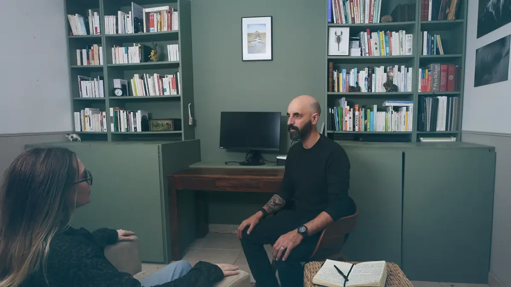 Alexis Courraud en séance d'hypnose dans son cabinet à Parçay-sur-Vienne — hypnothérapeute spécialisé en traumatisme en Touraine