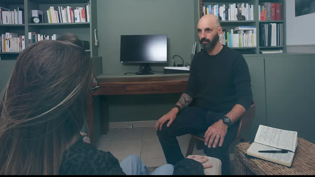 Alexis Courraud en séance d'écoute avec une personne dans son cabinet d'hypnothérapie à Parçay-sur-Vienne, Touraine