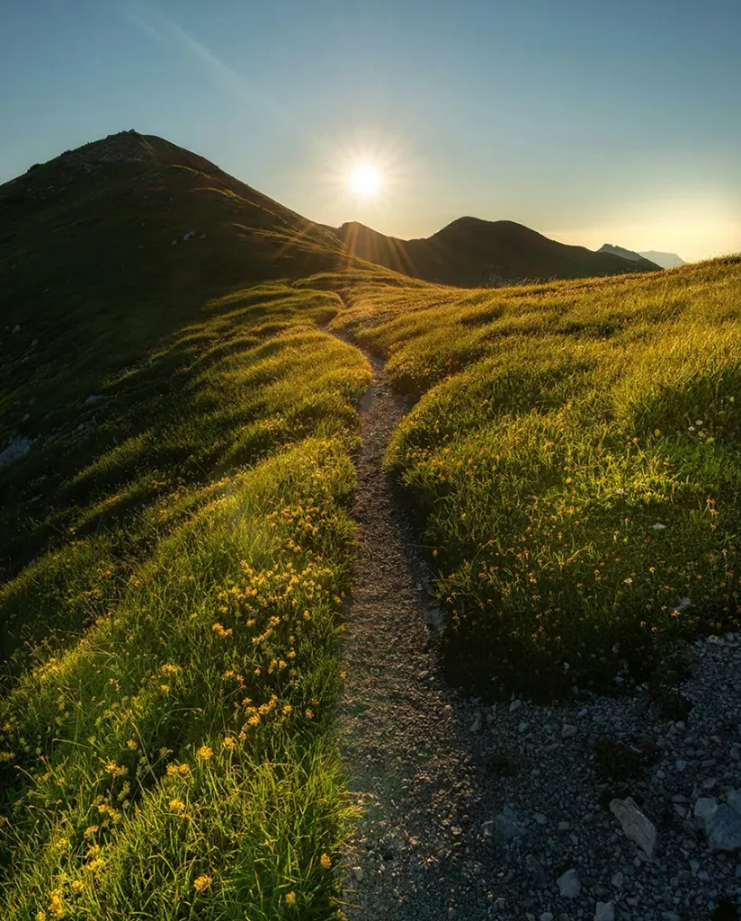 Chemin de montagne au lever du soleil — symbole du chemin vers la reconstruction intérieure, hypnothérapie en Touraine