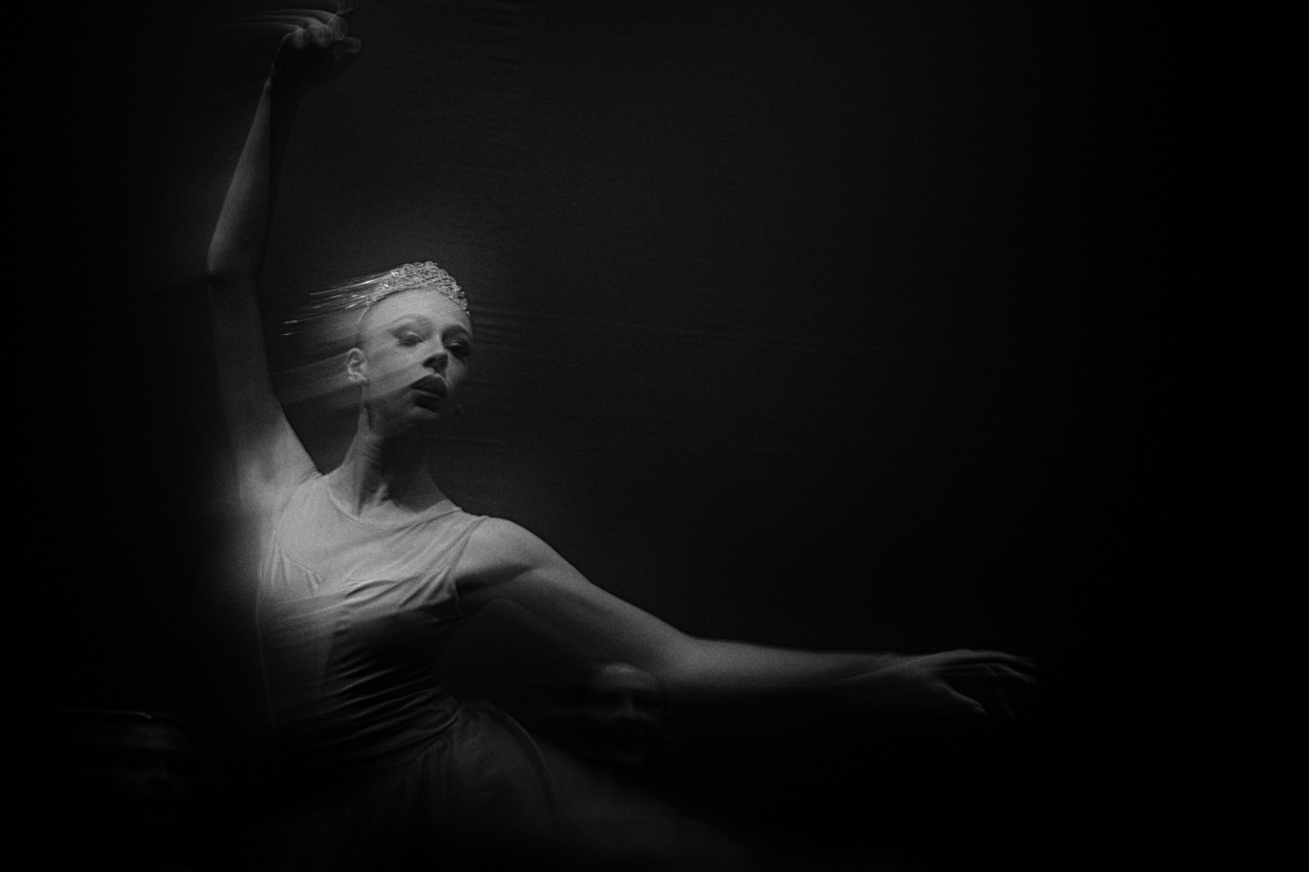 Danseuse classique en mouvement symbolisant un archétype du monde intérieur