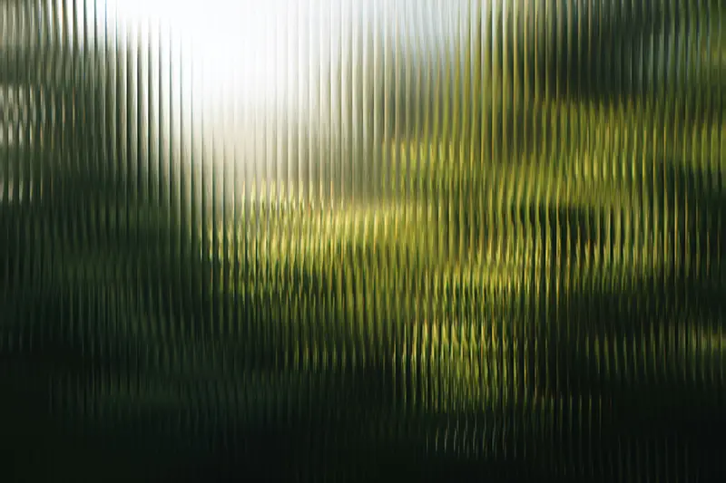 Vision floue et vibrante à travers un verre strié — représentation de la peur de perdre le contrôle sous hypnose, hypnose ericksonienne Touraine