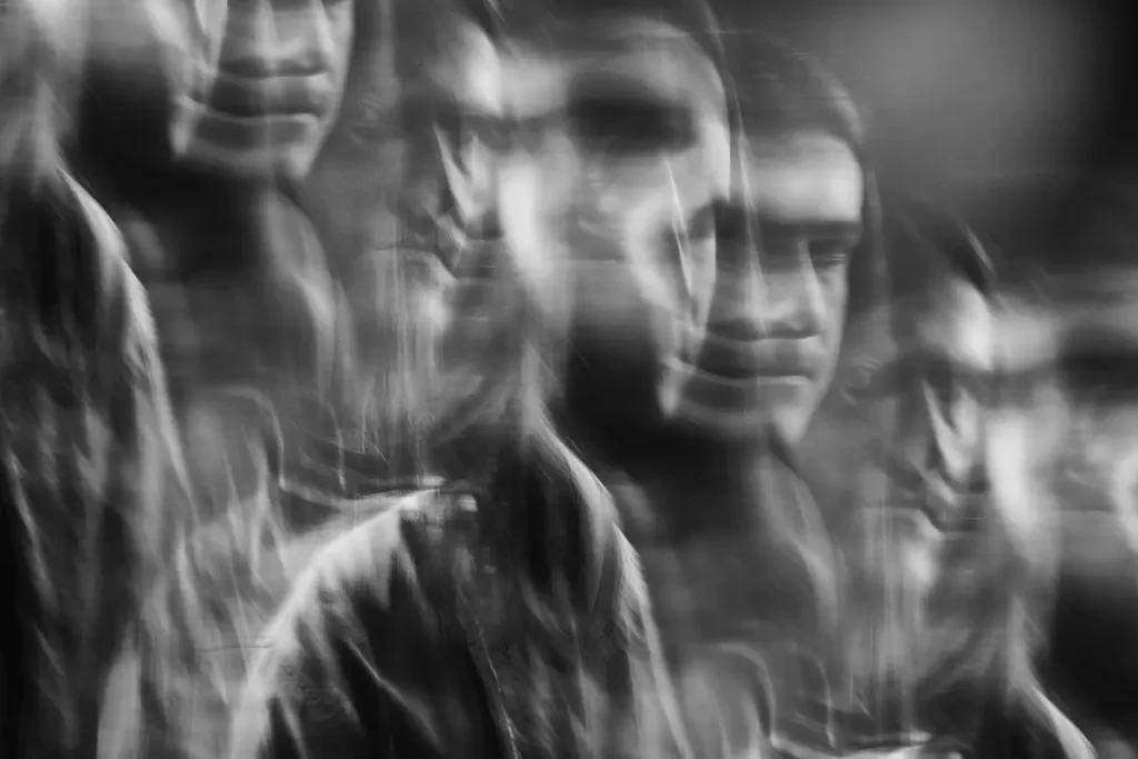 Portrait flou et dédoublé en noir et blanc — confusion identitaire et impact psychologique du harcèlement moral, hypnose Tours Touraine