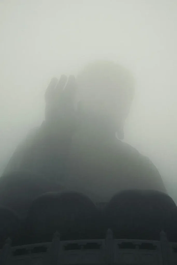 Silhouette monumentale dans le brouillard bras levé — archétype du guerrier et reconstruction de l'identité après la guerre