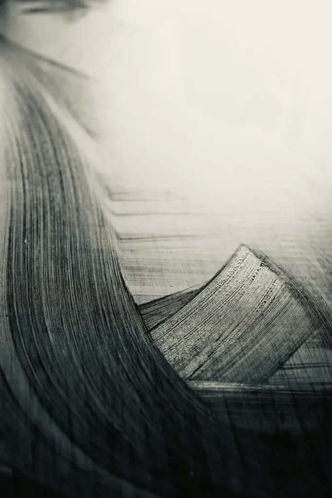 Texture abstraite en noir et blanc avec rupture géométrique — burnout et reconstruction psychique à Azay-le-Rideau