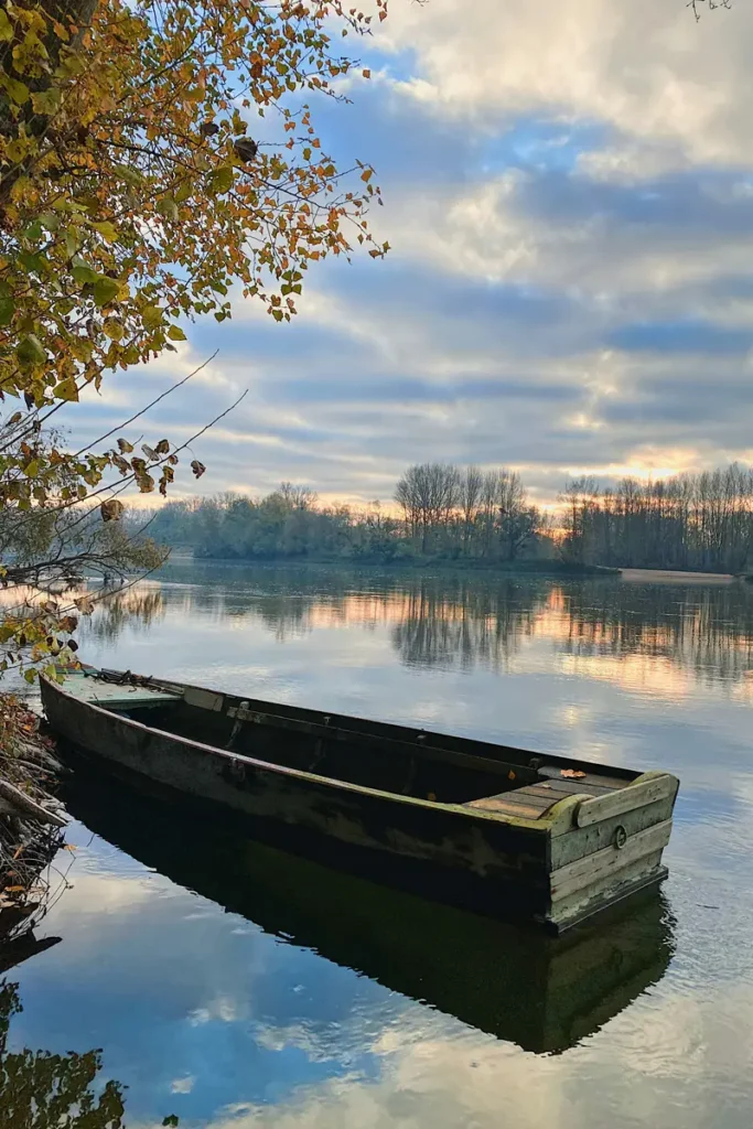 Barque sur la Loire en automne, Touraine — hypnose à Sainte-Maure-de-Touraine
