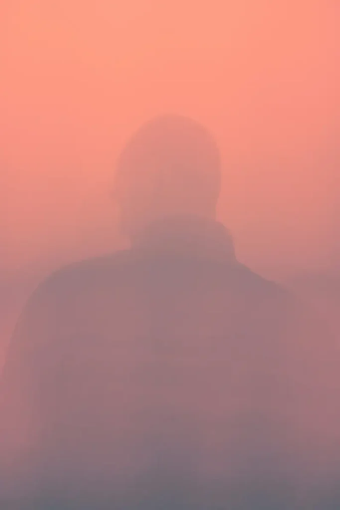 Silhouette dans le brouillard représentant la blessure psychique invisible du traumatisme de guerre