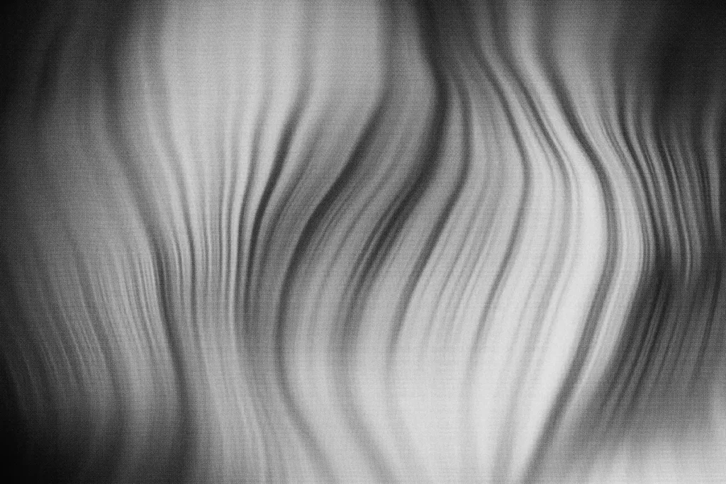 Abstraction en noir et blanc, flou de mouvement ondulant — TSPT post-accident et choc traumatique psychique