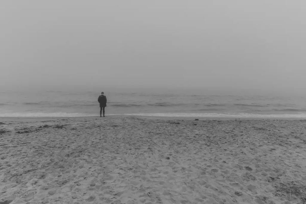Silhouette solitaire dans une lande brumeuse, illustrant l'anxiété résiduelle après un trauma