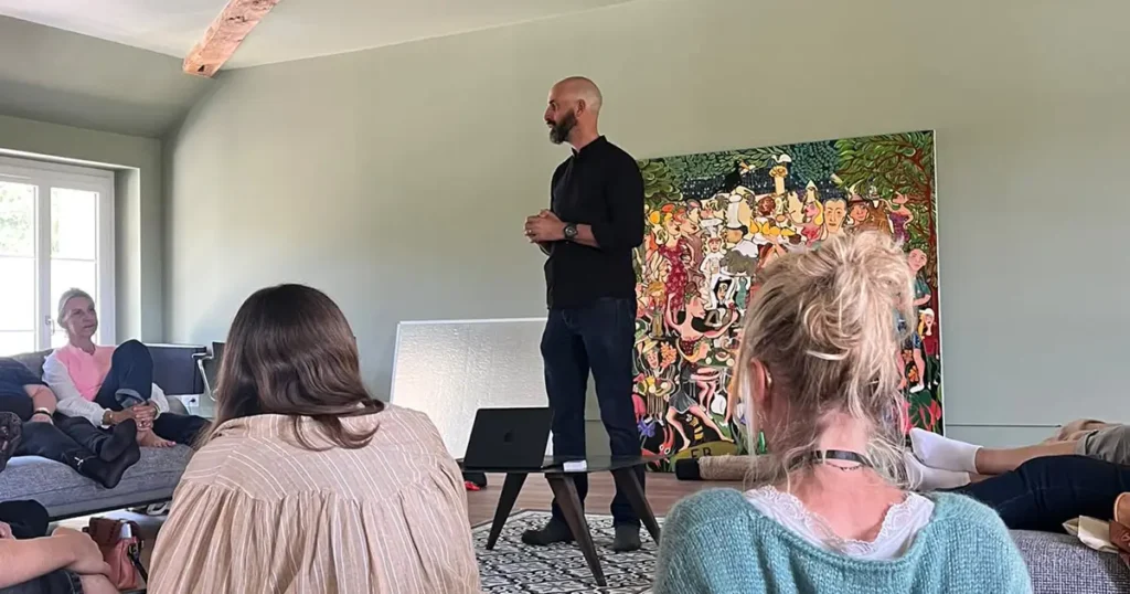 Hypnothérapeute Alexis Courraud en conférence sur l'engagement volontaire et la reconstruction après trauma, Festival Pontourny