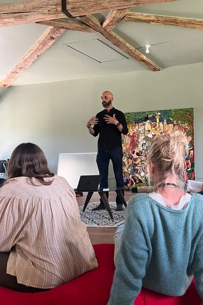 Alexis Courraud anime une conférence d'hypnose ericksonienne devant un petit groupe, dans le cadre d'une intervention en entreprise
